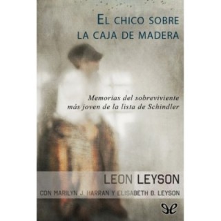 El chico sobre la caja de madera