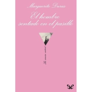 El hombre sentado en el pasillo