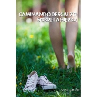 Caminando descalzo sobre la hierba